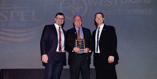 Doug Kelley receiving award